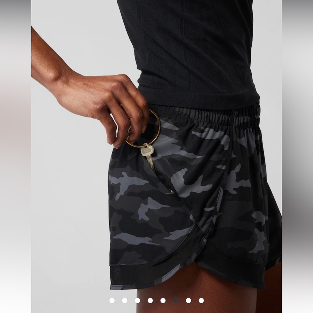 Athleta Black/Gray Camo Mesh Racer Run Short 4” Size XS EUC - Picture 4 of 15